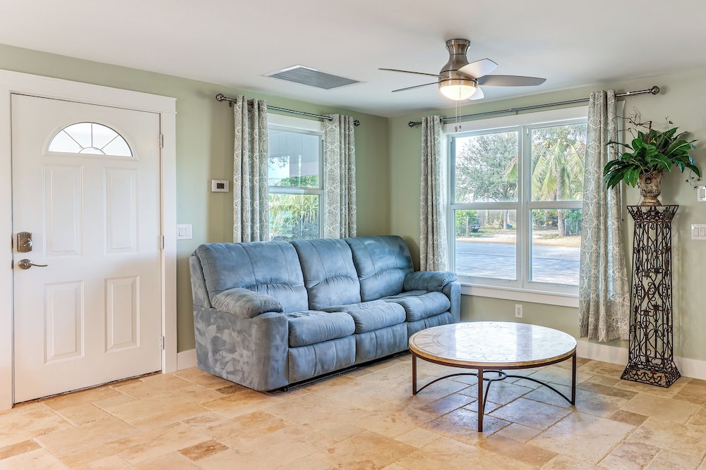 Walk to Parks, Eats & Bars: Stuart Home w/ Patio