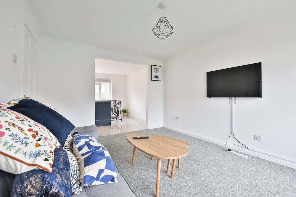 3 Bed House with Private Parking