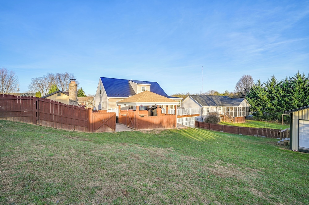 Large Family Home: 5 Mi to Dtwn Hagerstown!