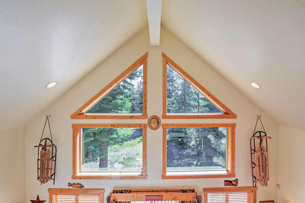 Klamath Falls Vacations - Bright Klamath Falls Cabin w/ Deck Mtn Views! - Property Image 12