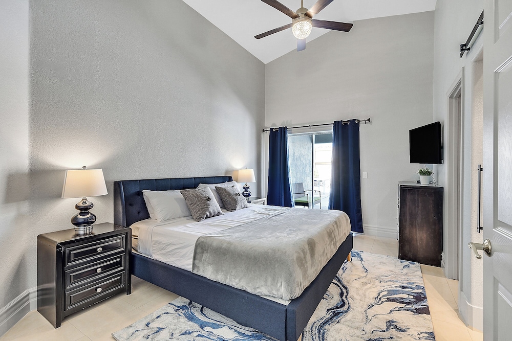 Villa - 8 Bedrms 5 Bths 15 Beds