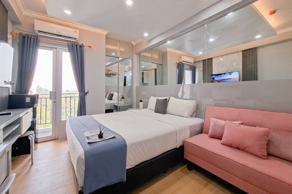 Modern Chic Studio At Sky View Apartment