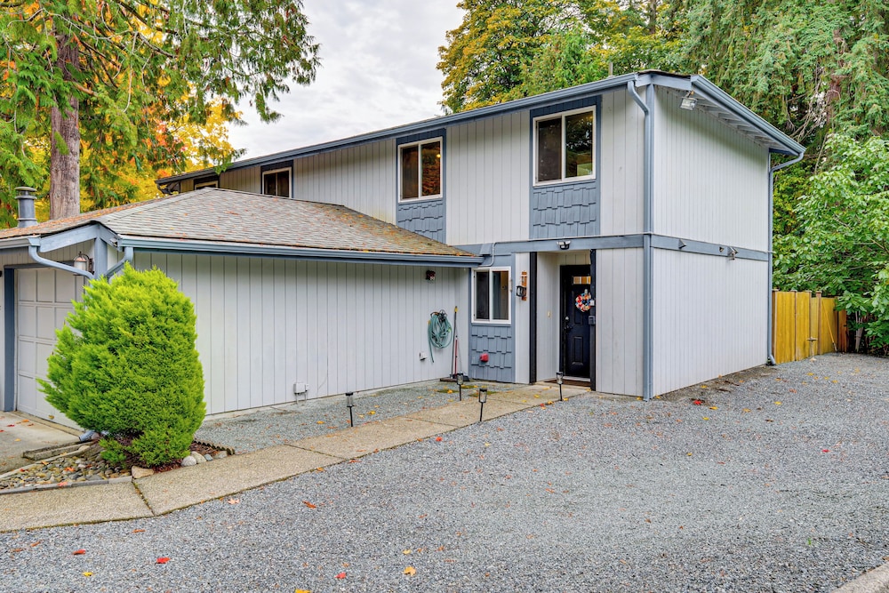 Walk to Lake Stevens: Duplex w/ Fire Pit!