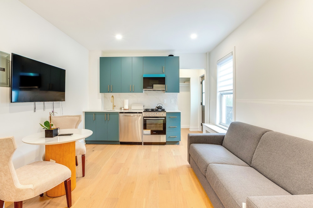 Centrally Located & Pet Friendly: Yonkers Studio!
