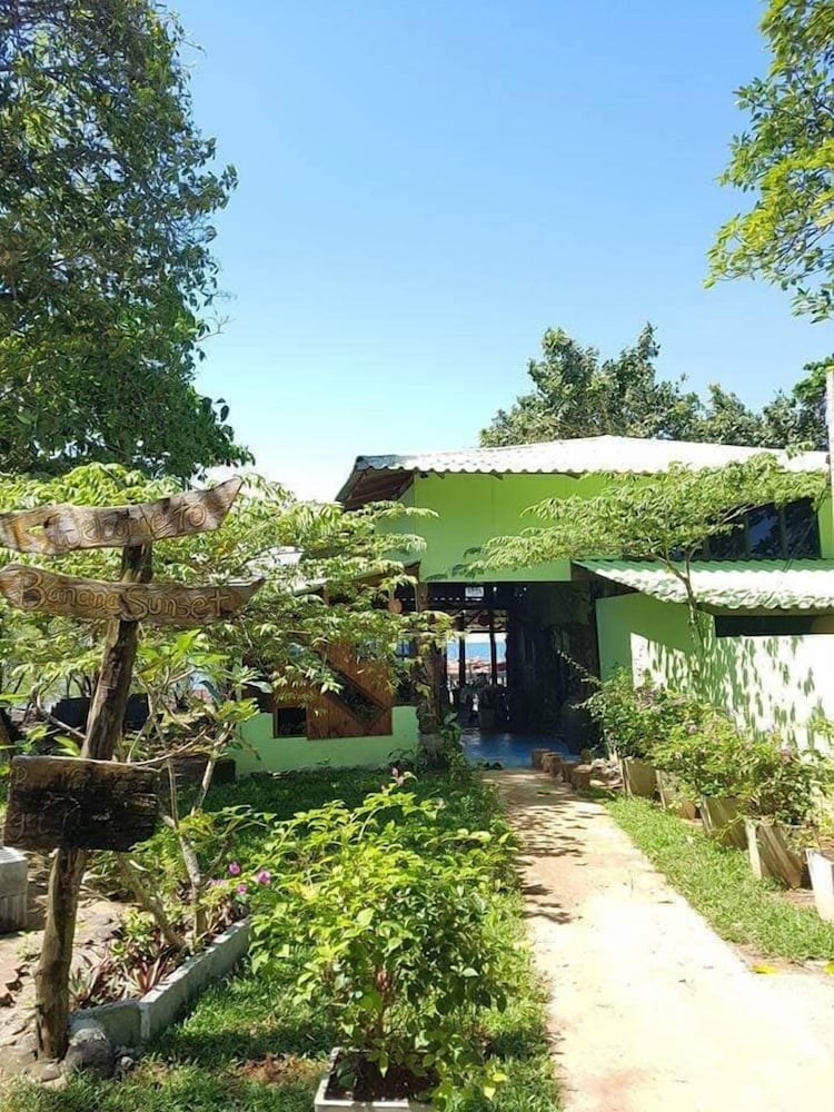 Hotel Banana Sunset Bar & Bungalows - Image 1
