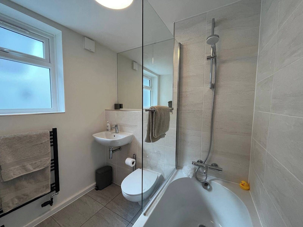 Charming 3-bed Cottage - Private Garden & Parking