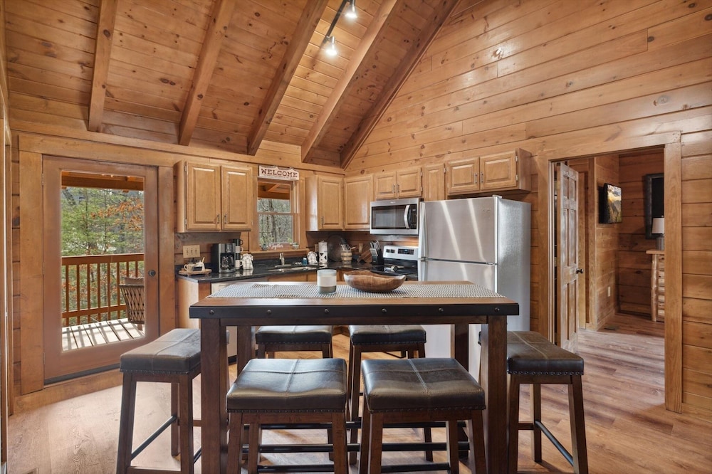 Bear Tracks 2 Bedroom Cabin by RedAwning view 5