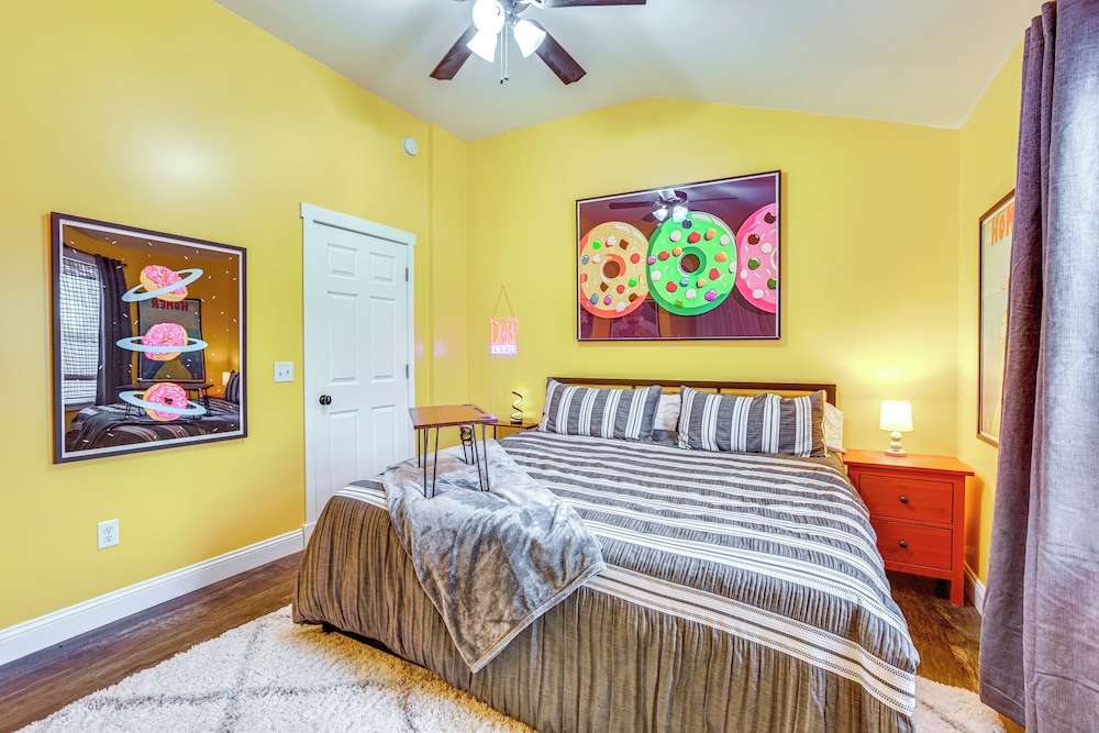 Close to Trails & Town! Artsy Apt in Frankfort