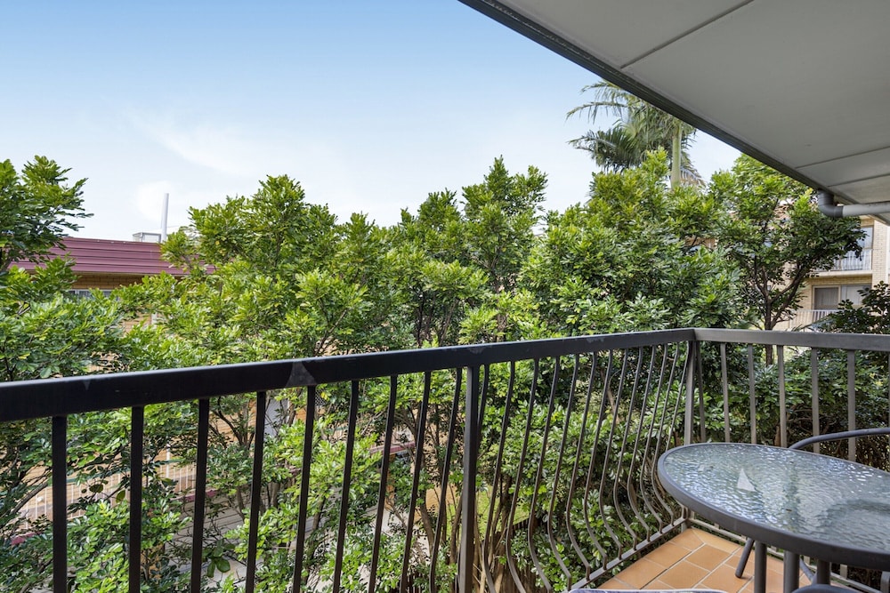 Charming 3-bed Apartment Near Local Shops