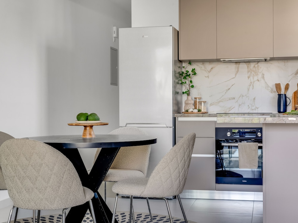 Sanders Triple - Cozy 1-bdr Apt With Balcony