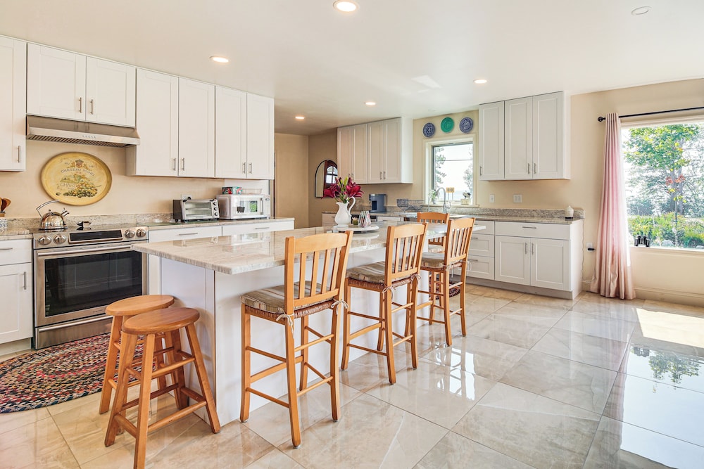 Grill Out, Play Pool: Huge Home on Lake Champlain!