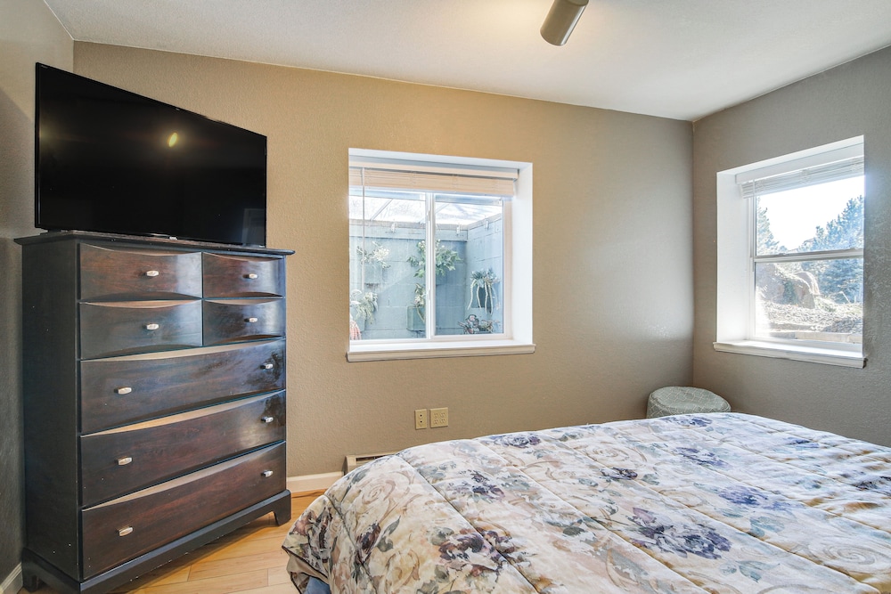 Private Hot Tub, 4 Mi to Usafa: Cozy Apartment!