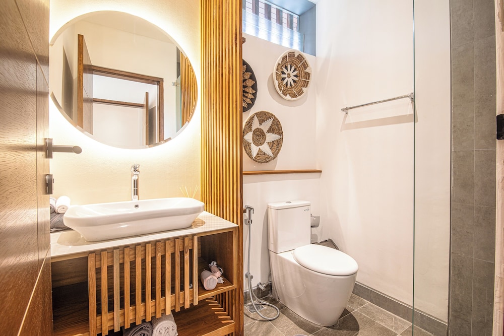 Enchanting 5BR Canggu Villa Moments to Sea