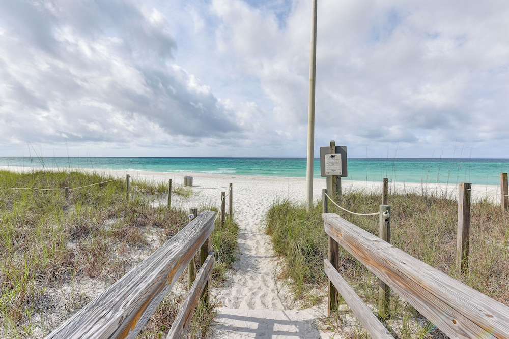 Walk to Beach: Family Retreat in Panama City!