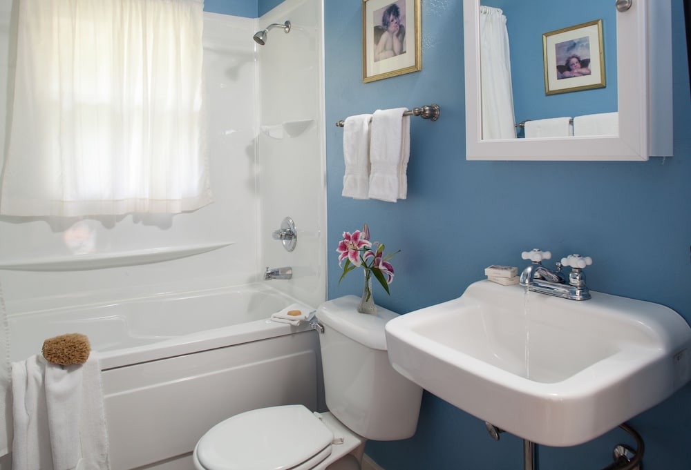 Thorp House Inn & Cottages