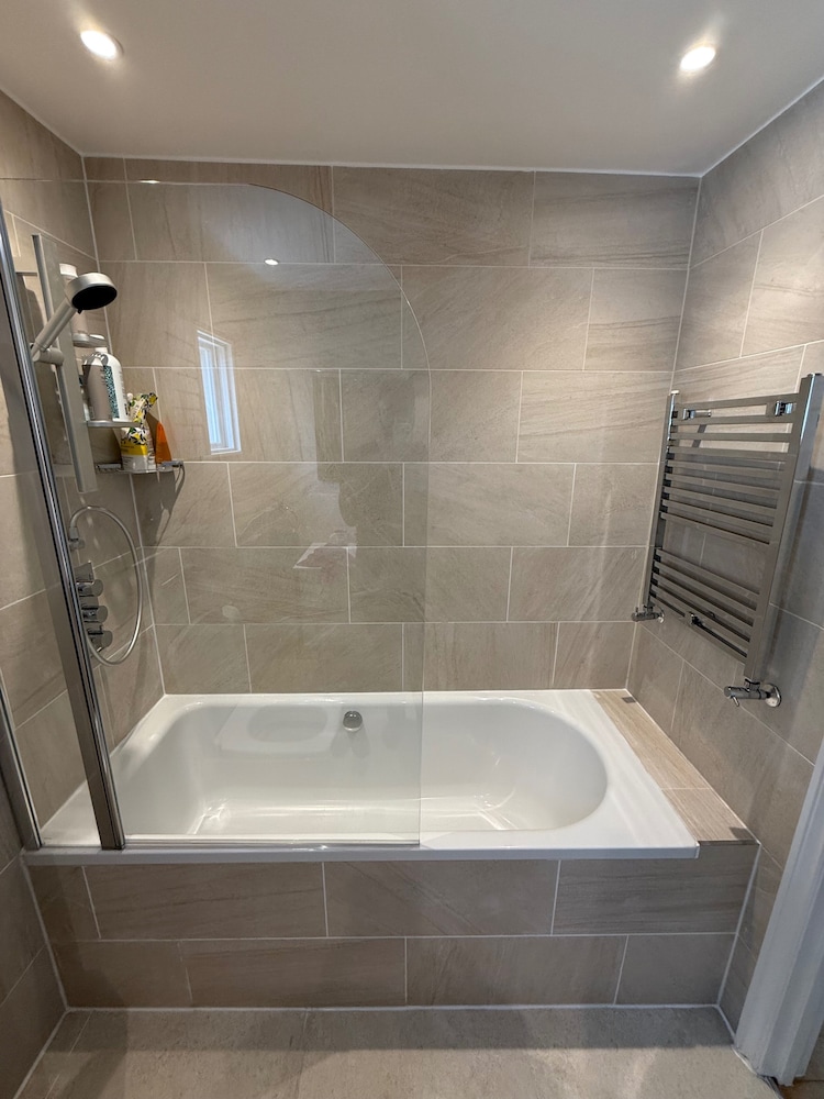 5 Bed House - Sleeps 8 - Pets - Parking - Wifi