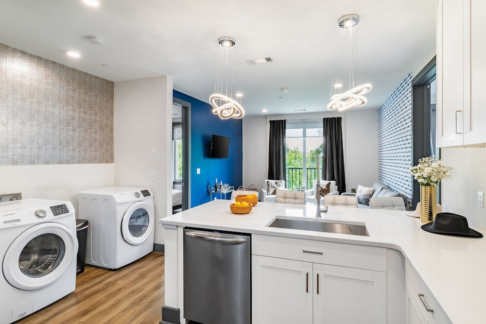 Lindsley by Avantstay Balcony Modern Design A Downtown Location