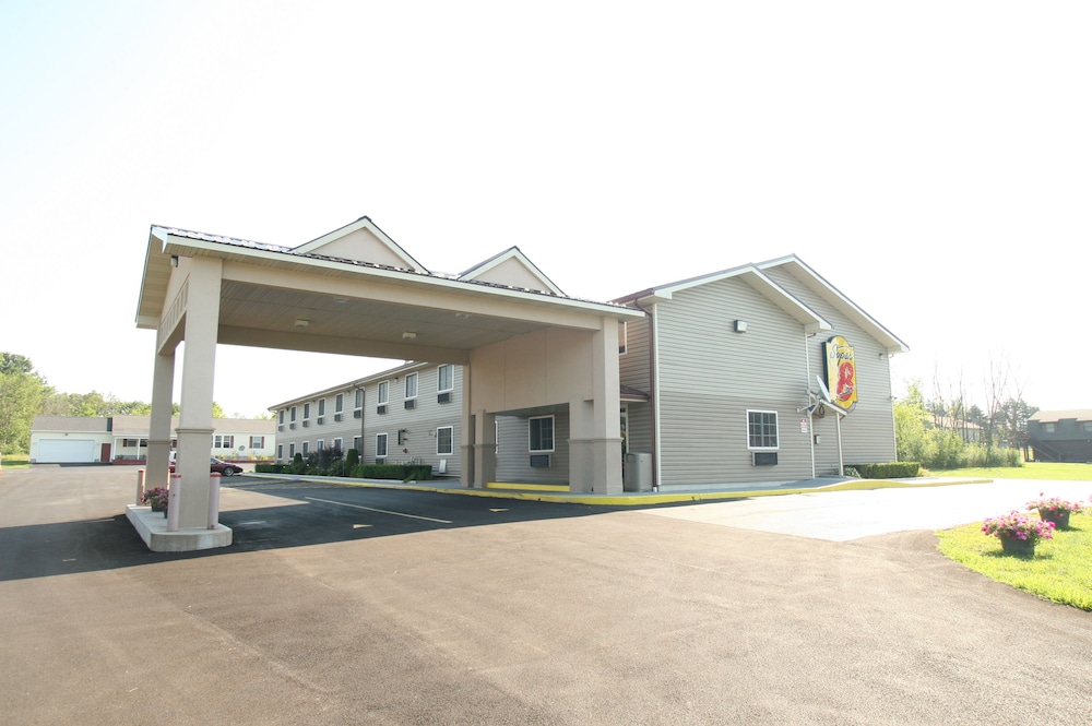 Super 8 by Wyndham Pulaski - Property Image 1