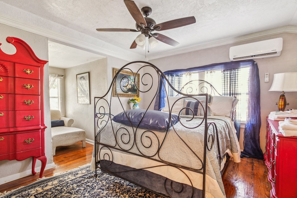 The Old Downtown Historic Grand Prairie House 4 Bedroom Home by RedAwning view 3