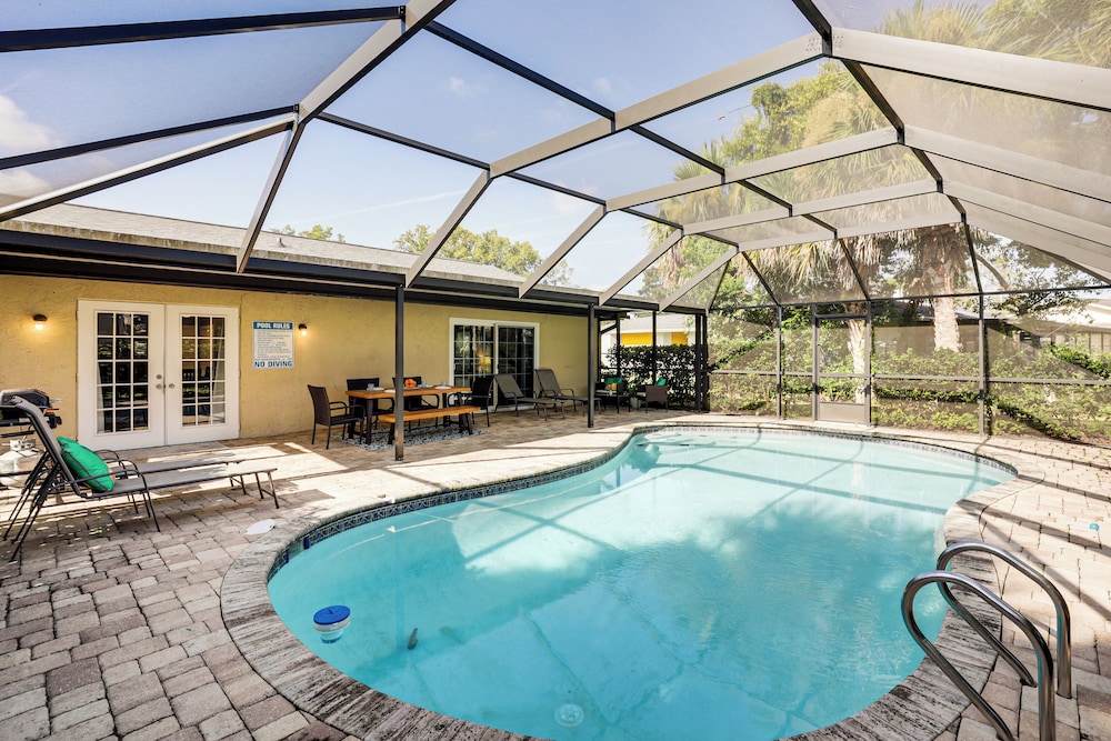 Palm Coast Escape w/ Outdoor Oasis: 6 Mi to Shore!