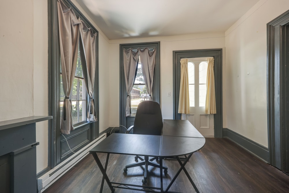 Walk to Town: Bath Apt Near Keuka Lake Wine Trail