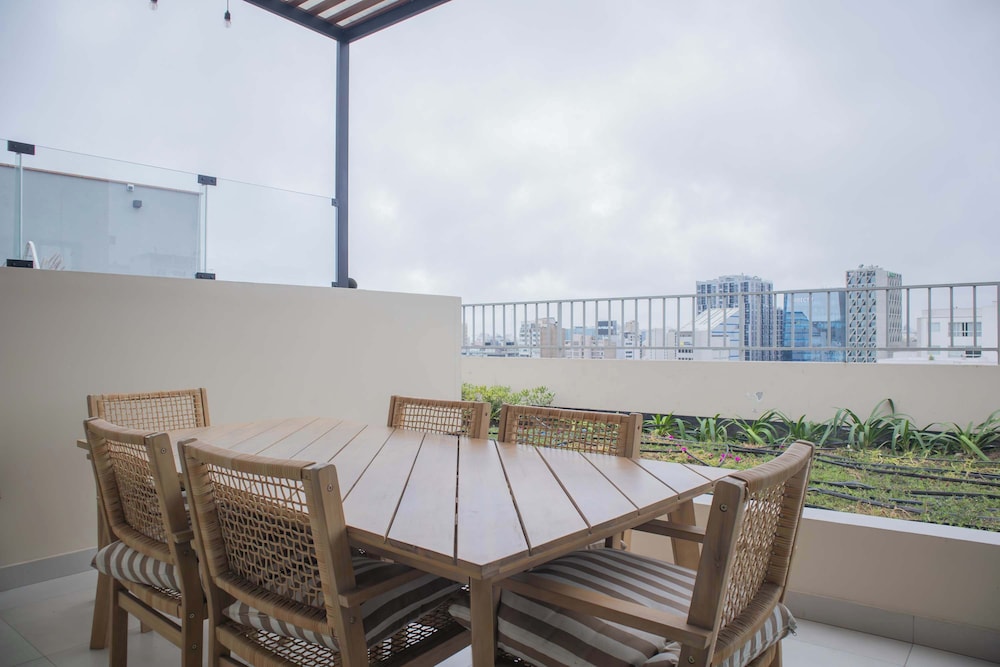 w Striking 1BR w Perfect Balcony Near Kennedy Park