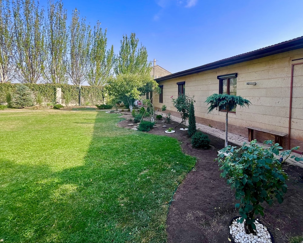 4 Bed Villa Estate Sleeps 7 - Pool, Garden, Sauna