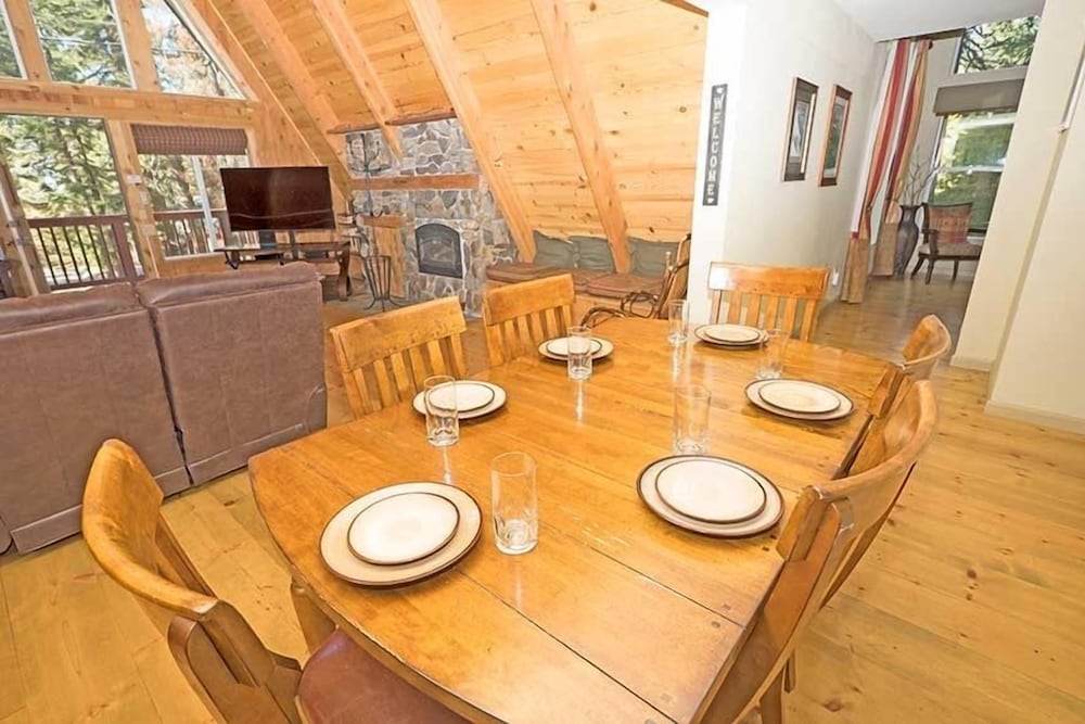 3614 Saddle Road 3 Bedroom Cabin by RedAwning