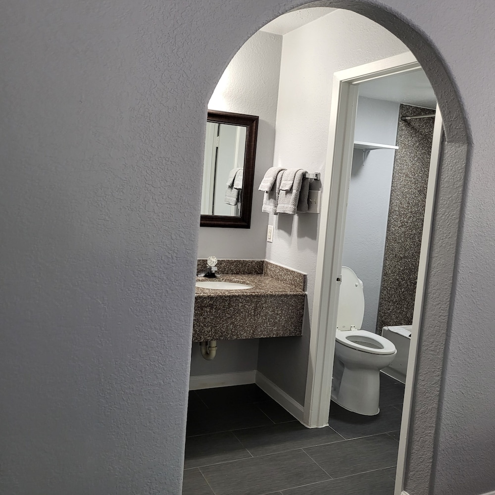 2 queen beds hotel studio 107 Hot tub