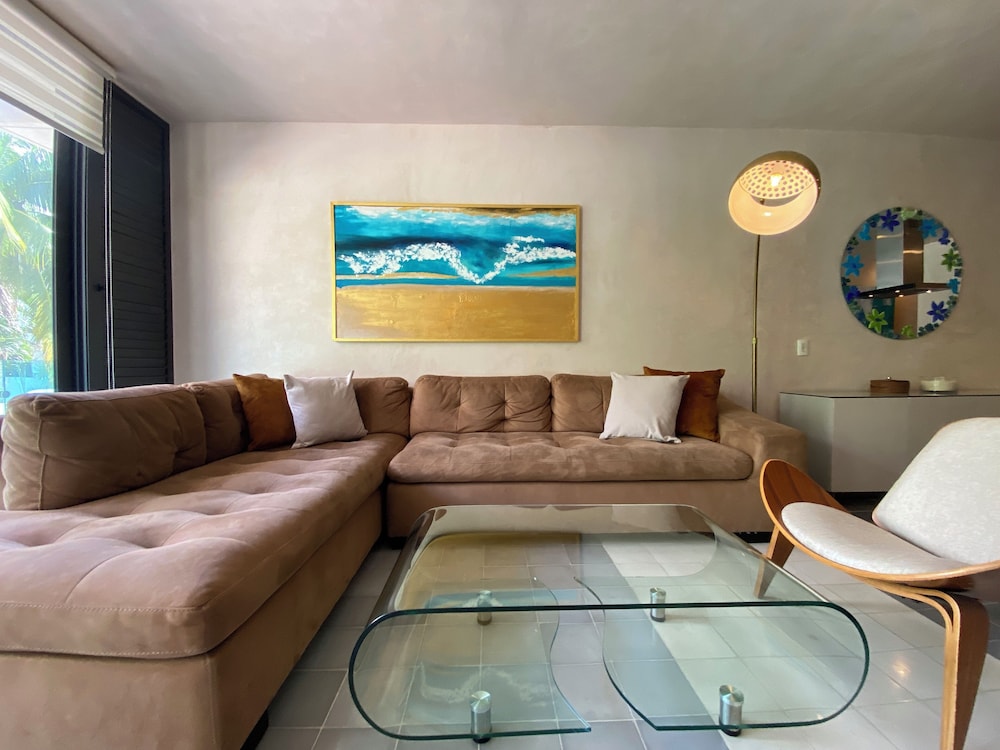 Sabor a Miel: Steps from the Beach & 5th Avenue