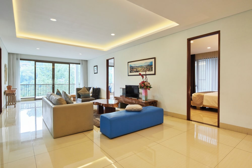 Mentari Hill View 8 BR heated pool and movie room