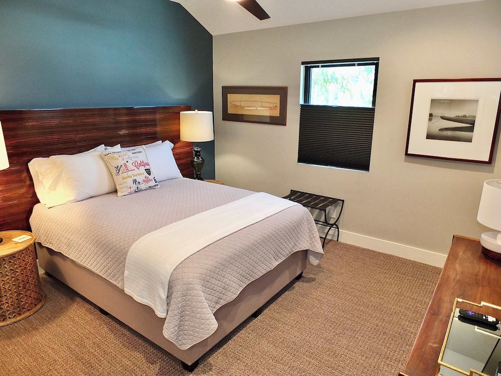 Naples Luxury Retreat - 3 BDR Stay for 6 With Rooftop Patio