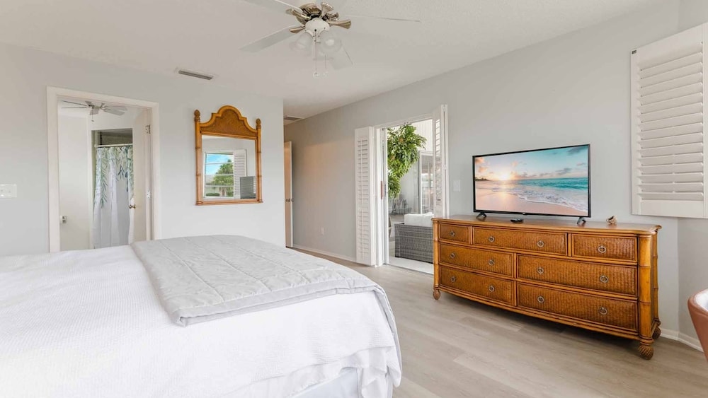 Punta Gorda Isles Canal 2 bedroom Home- Sailboat Access! 15 foot dock! 2 Home