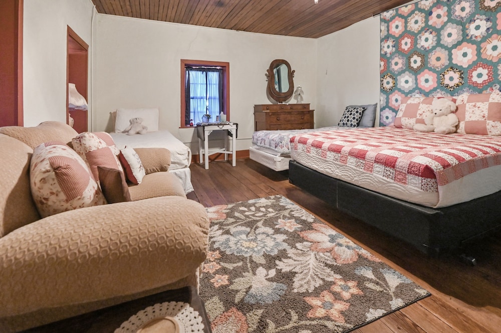 Stein Haus Ranch 4 Bedroom Home by RedAwning view 2