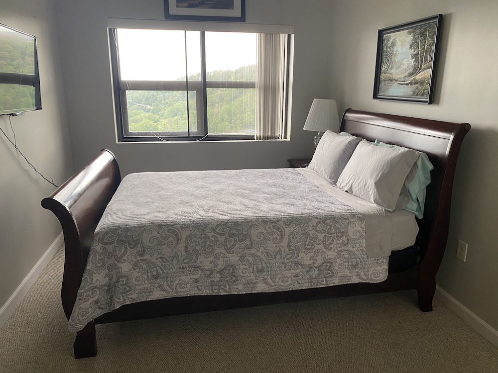 Romantic Getaway 2 Bedroom Condo by Redawning view 5