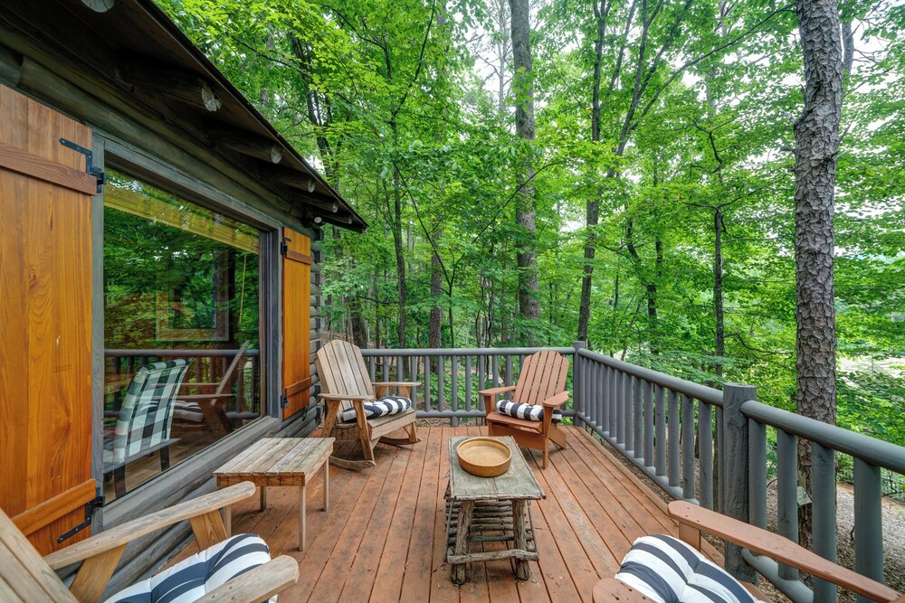 The Guest House Historic Cabin in Big Canoe