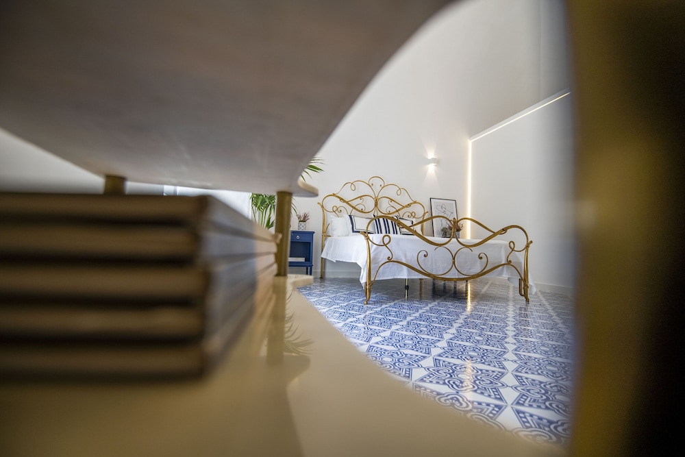 Crudo Home view 4