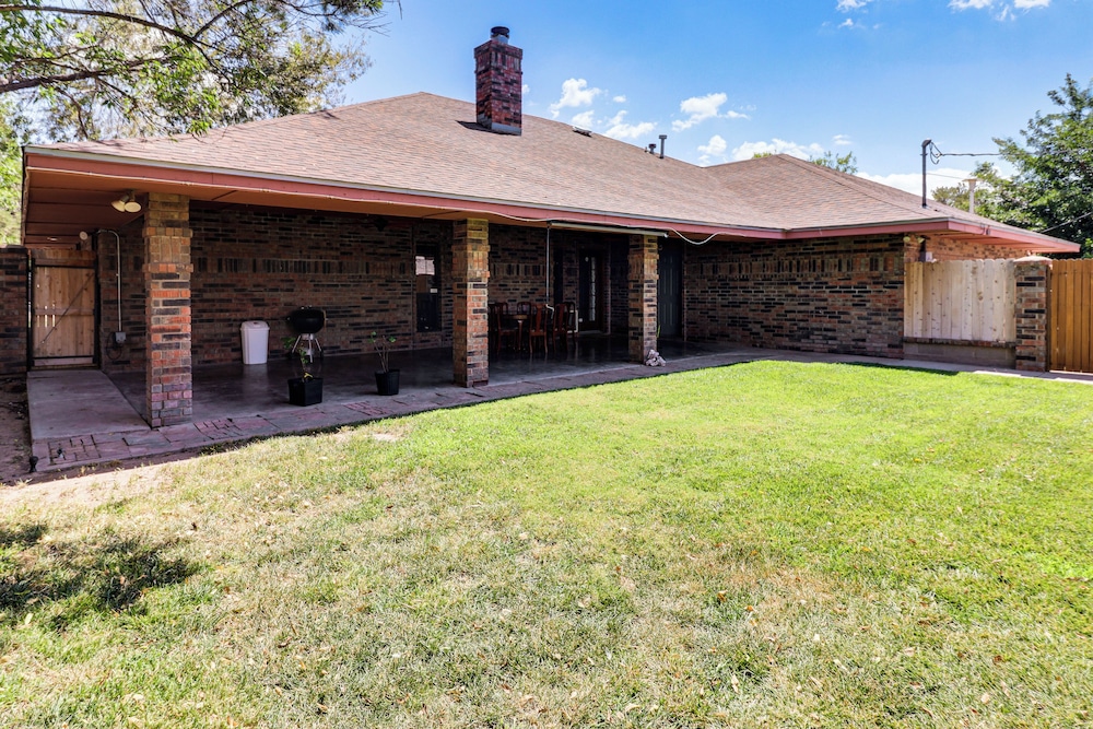 3 Mi to Downtown Roswell: Home w/ Patio + Yard