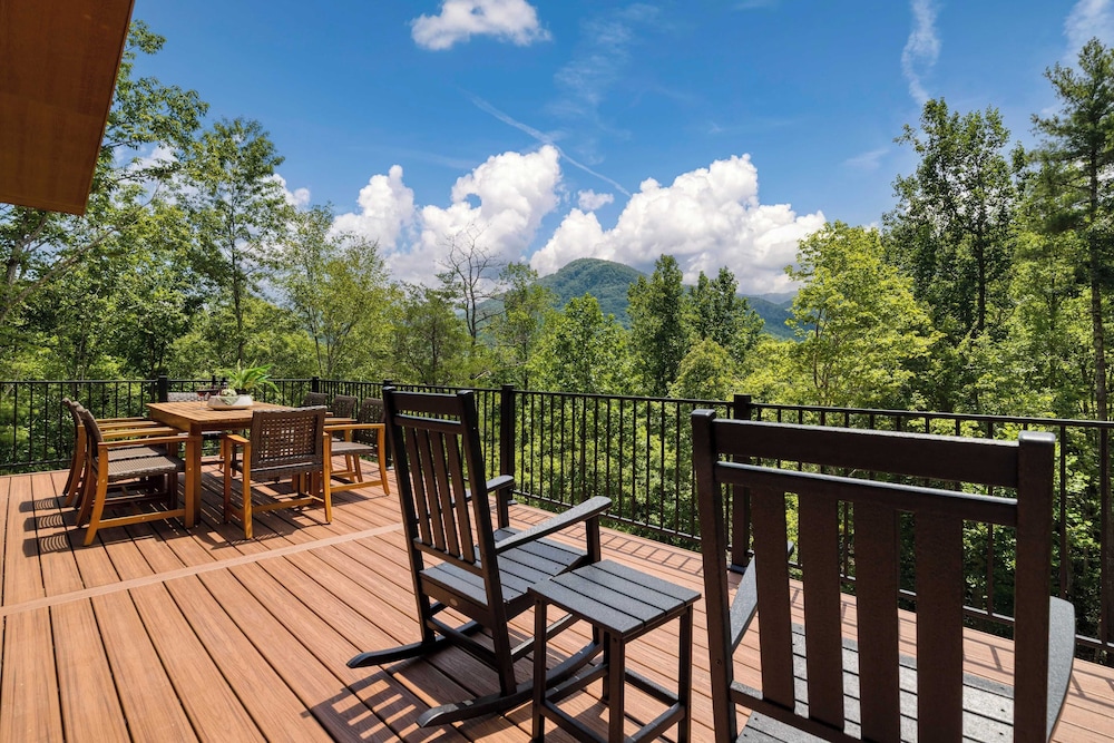 Luxe Cabin w/ Hot Tub, Views & Game Room Sleeps 10 Do Good Holler by Avantstay