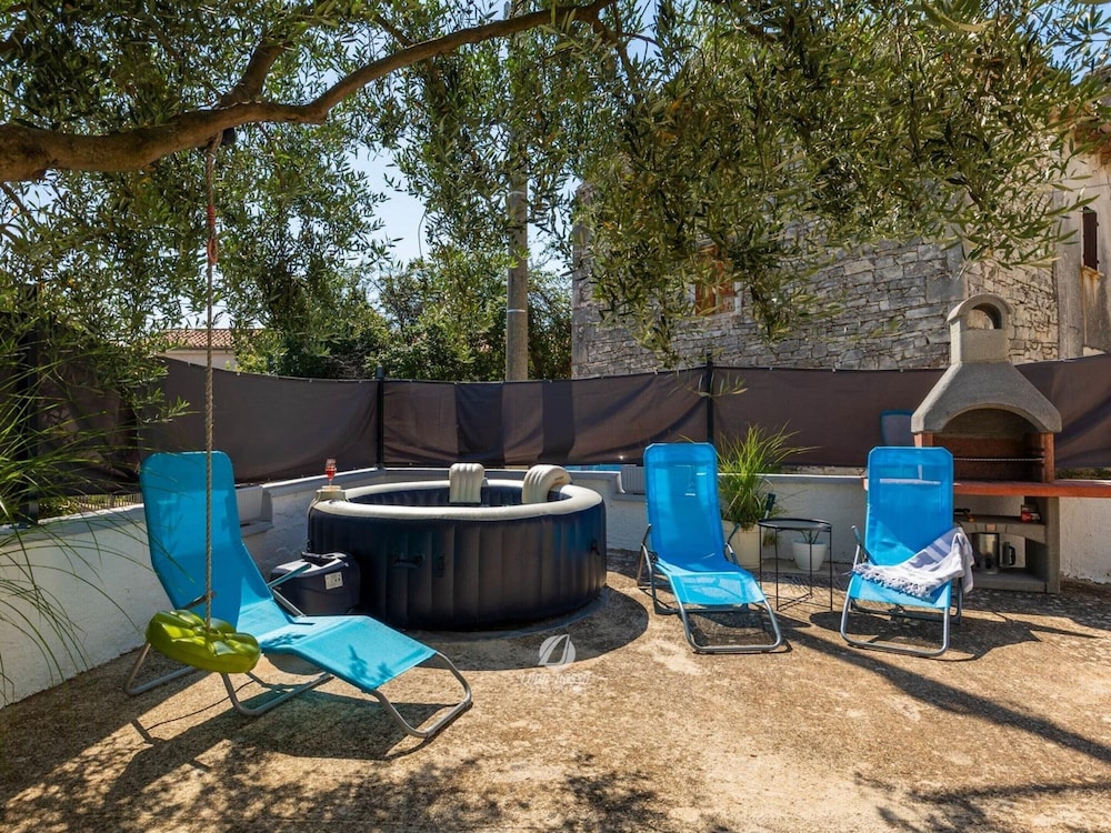 Adorable Home With Private Garden and Bubble Bath