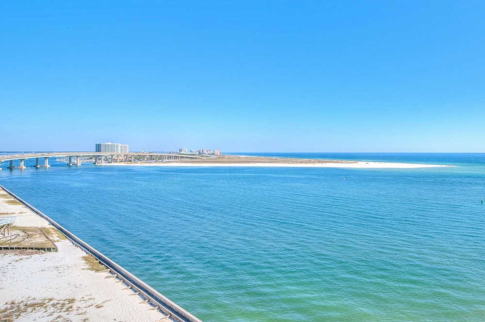Grand Pointe 702