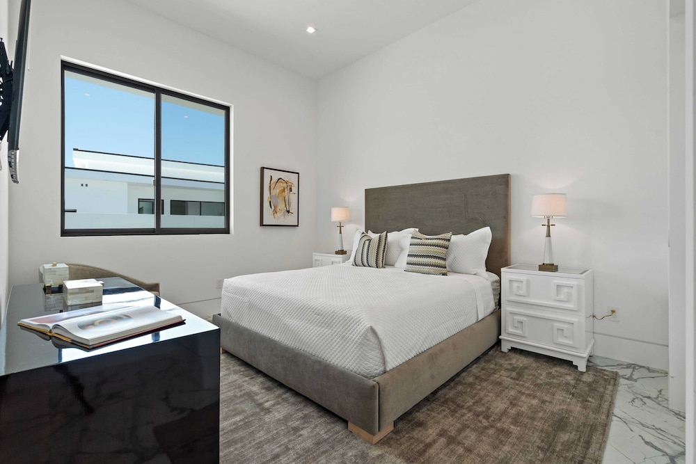 Sleeps 23 Pool, Hot Tub & Putting Green Minutes to Golf & Dining Bravo Villa #7 by Avantstay
