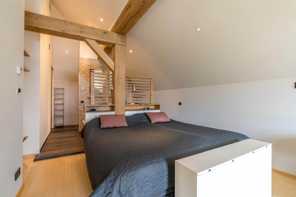 Stylish Overnight Stay With a hot tub and Atmospheric Fireplace