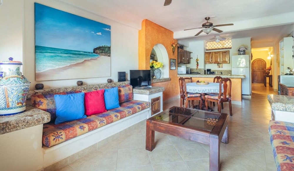 Ocean View 1Br Condo-balcony-beach-pool - 301