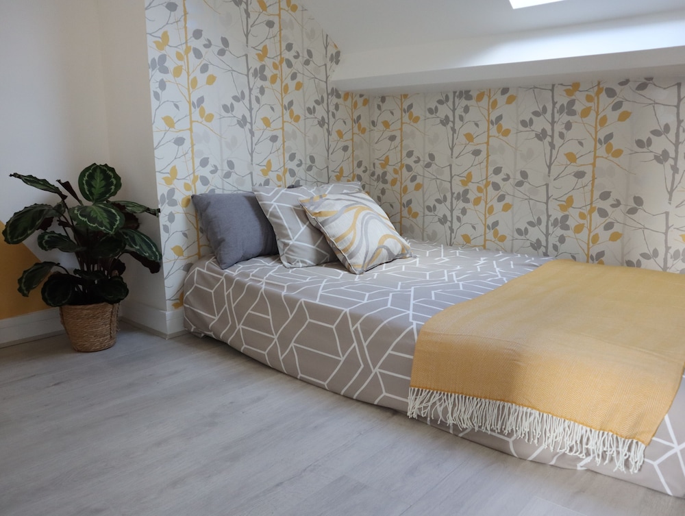 Sheffield 4-bedroom house free parking view 3