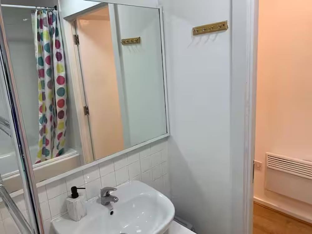 4 Guests - Free Parking - Easy Access to London