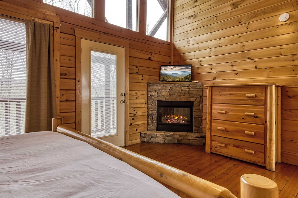 Hot Tub, Game Room, Movie Theater, View Sleeps 18 Lookout Lodge by Avantstay