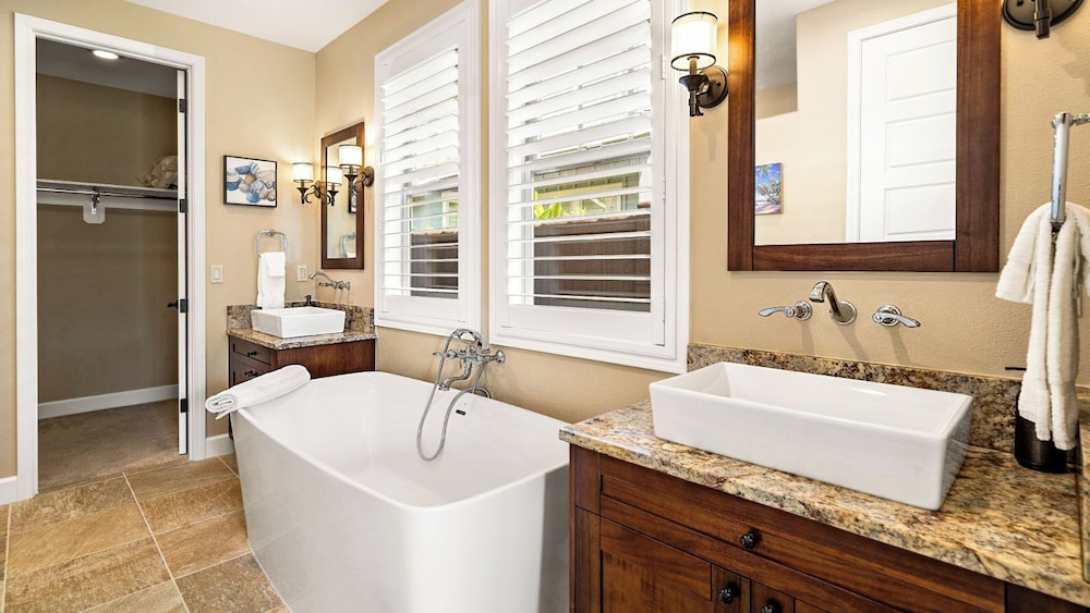 Private Yard and Outdoor Area - AC & Shared Pool - Golf Views - Vrkcv