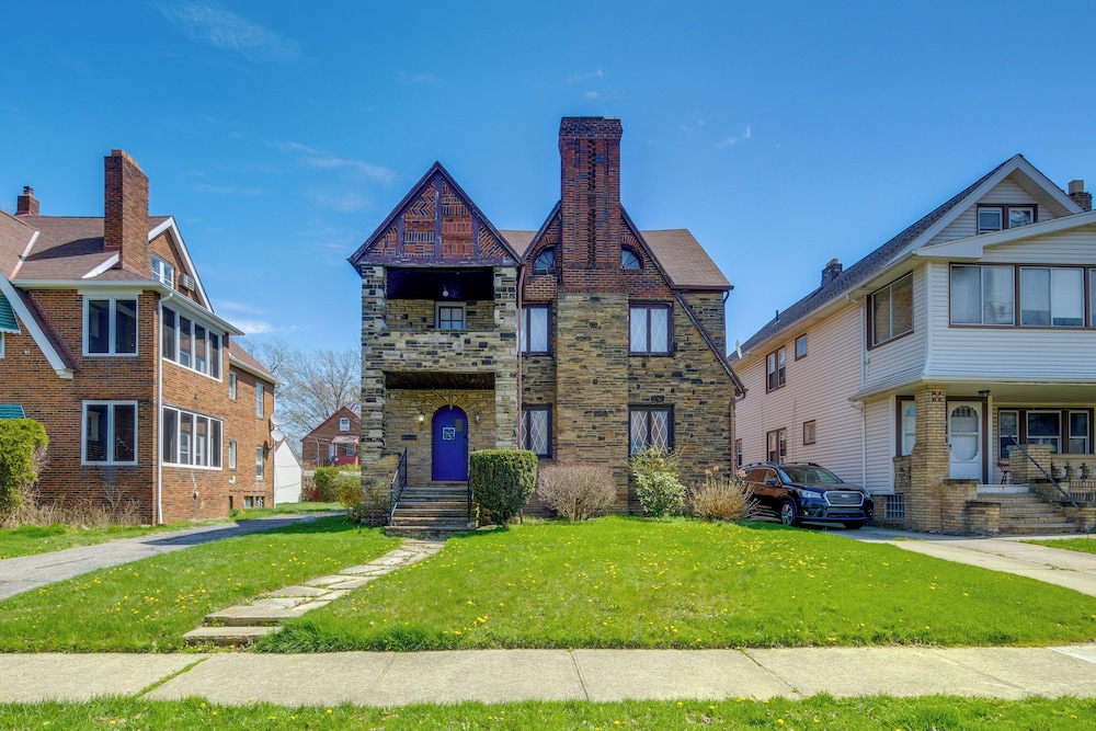 South Euclid Apt < 10 Mi to Downtown Cleveland! view 3