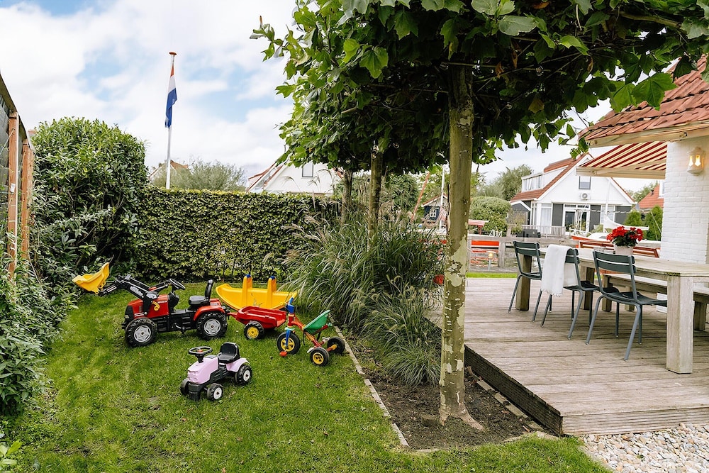 Nice Holiday Home on the Water in Grou